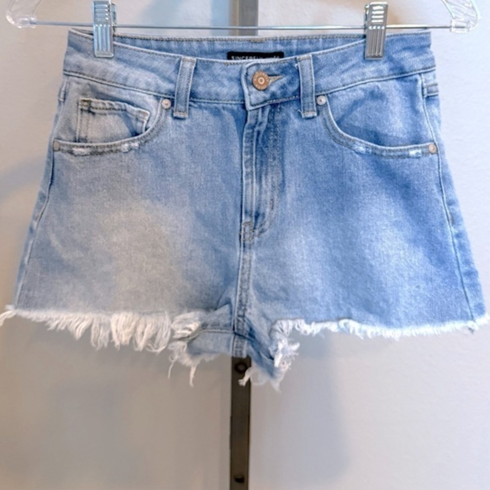 Sincerely Jules size 1/25 light wash denim shorts with fringe hem